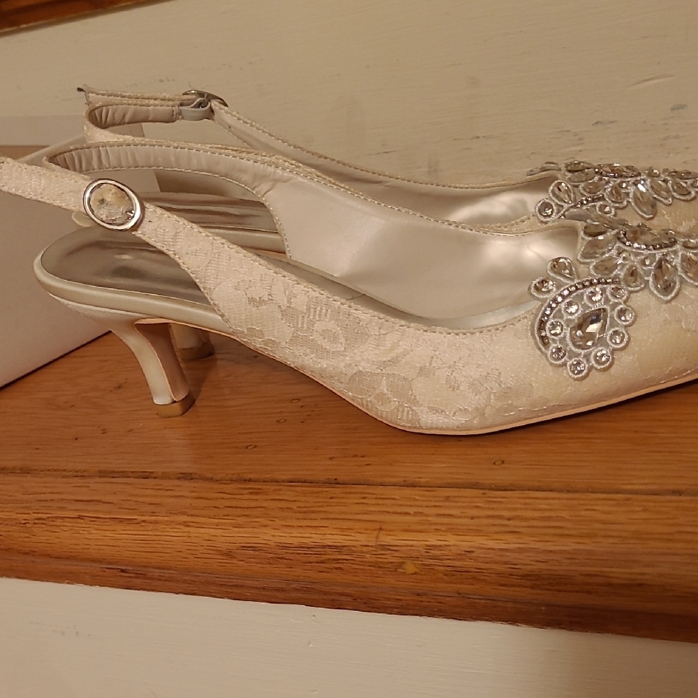 Elegant Ivory Brocade Embellished Women's Slingback Wedding Shoes - Picture 3 of 8